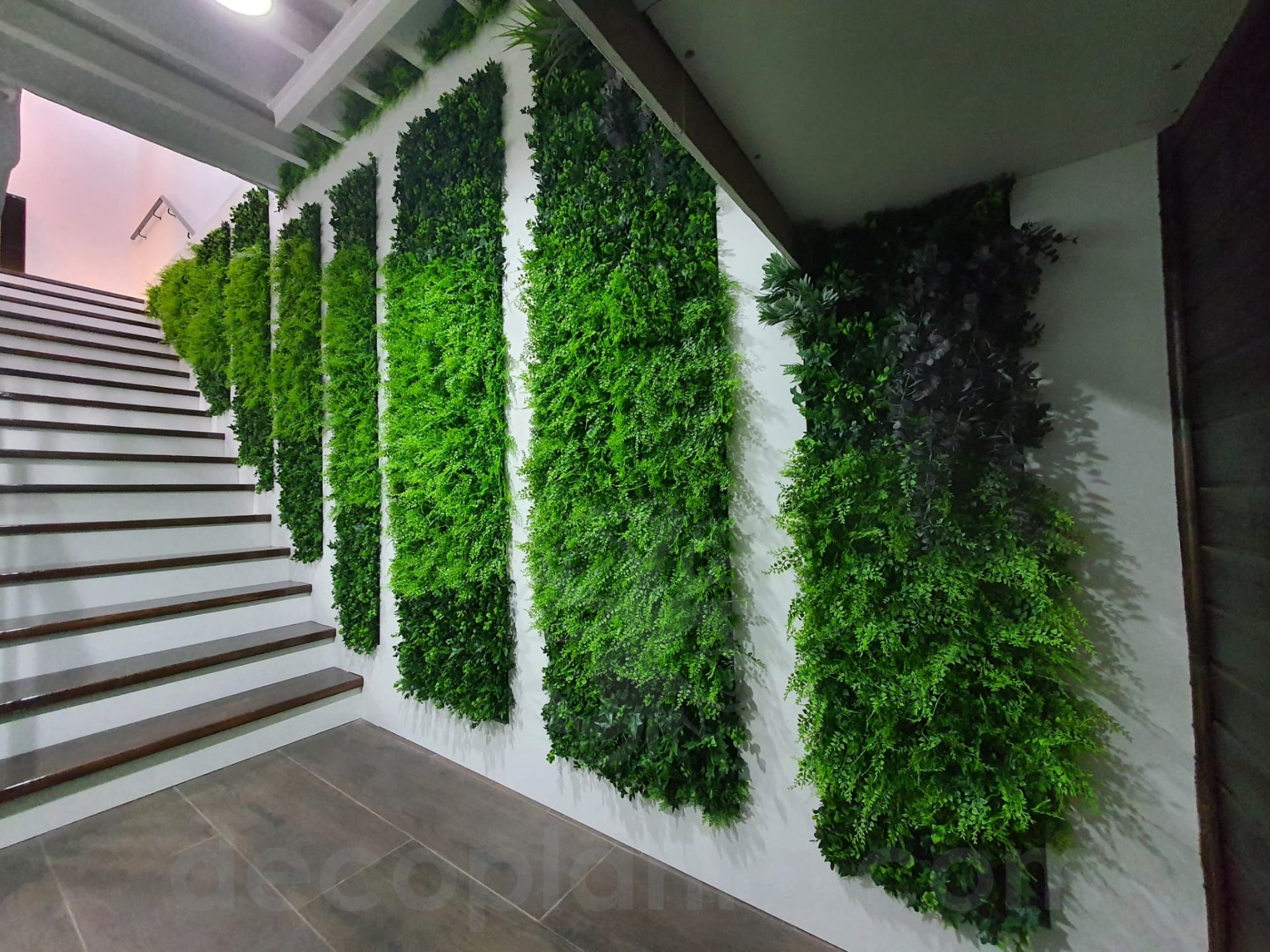 Diseña tu Jardín Vertical Combina una base con hojas artificiales