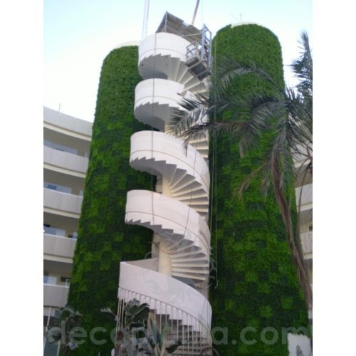 Decoración exterior en hotel con jardín vertical mixto
