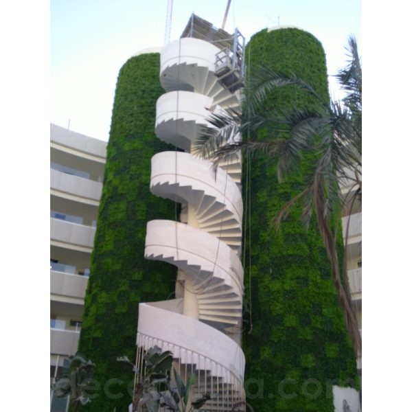 Decoración exterior en hotel con jardín vertical mixto